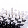 Бело-черная мраморная шахматная доска и набором мраморных шахмат ручной работы