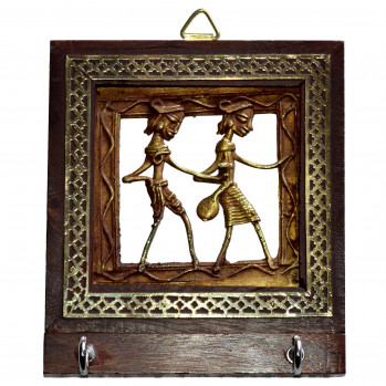 Деревянная подвесная ключница с фигурками из латуни выполненная в технике Bastar Art