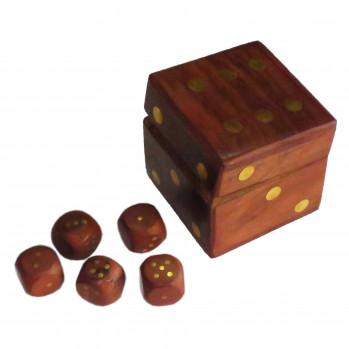 Деревянная шкатулка с игральными костями