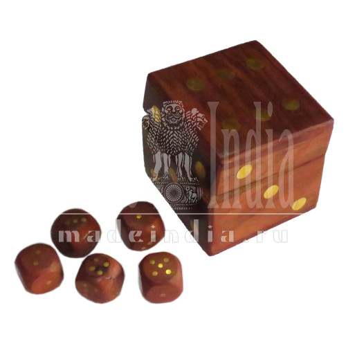 Деревянная шкатулка с игральными костями
